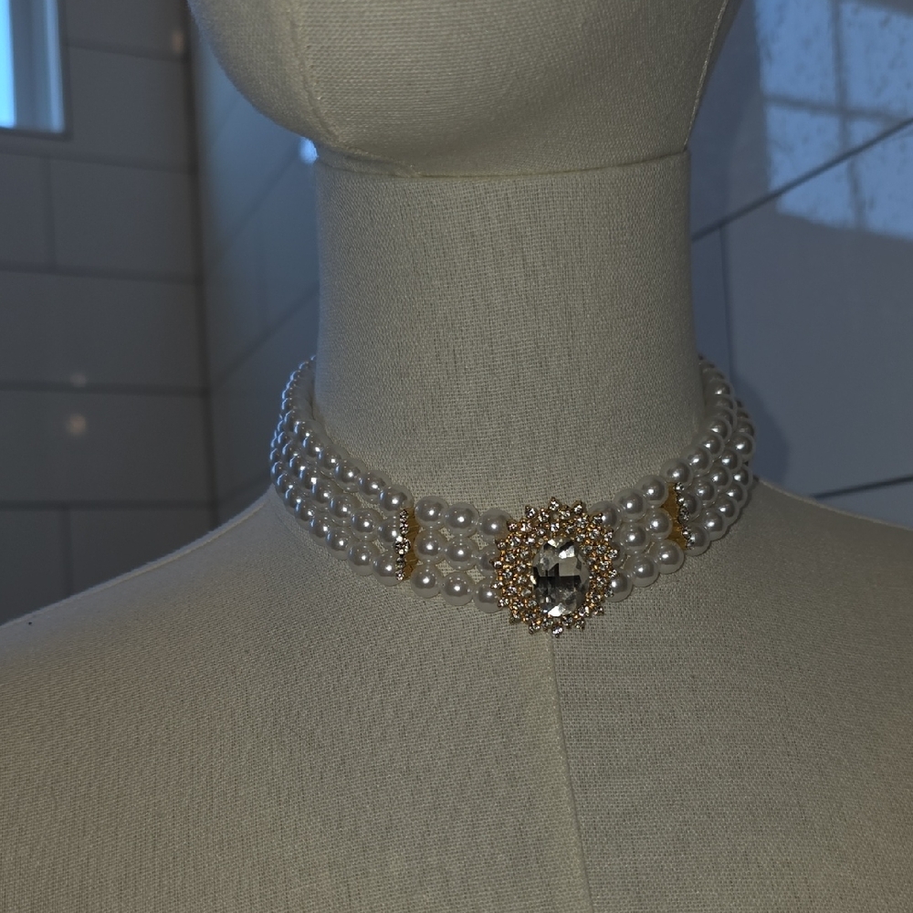 Elegant Pearl and Gold Choker Necklace